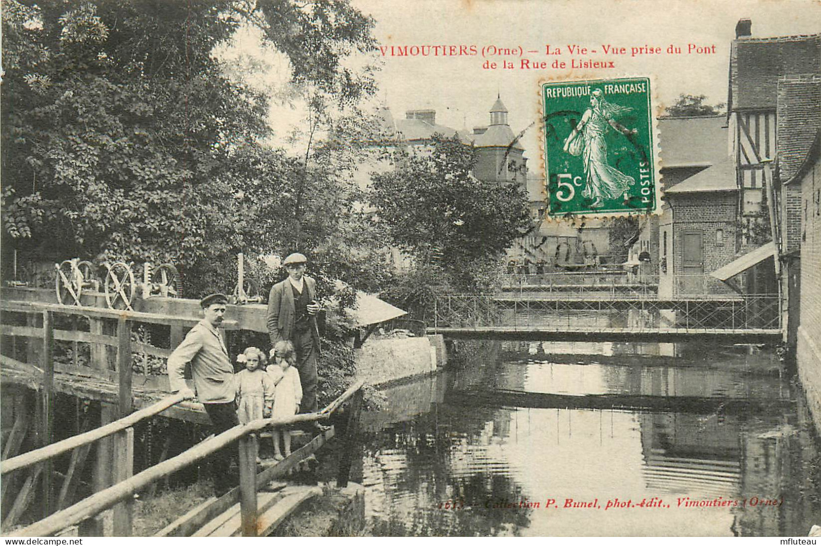 61* VIMOUTIERS  « la Vie »  Vue Prise Du Pont De La Rue De Lisieuux     RL25,1697 - Vimoutiers