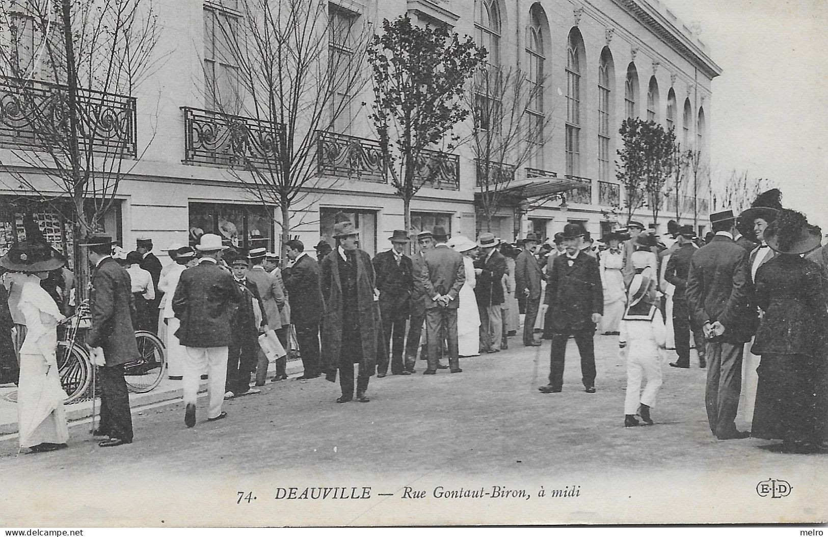 CPA- (Dep.14) -DEAUVILLE - Rue Gontaut Piron, à Midi  (TRES BELLE ANIMATION). - Deauville