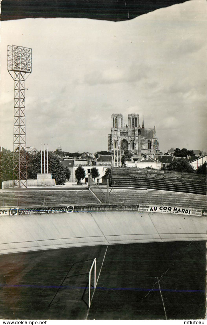 51* REIMS  Cathedrale Vue Du Stade CPSM (9x14cm)          RL37.0454 - Reims