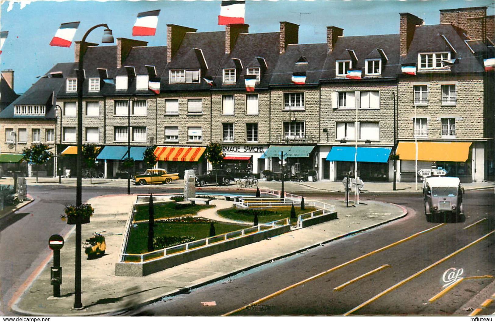 50* ST HILAIRE DU HARCOUET  Place Gal De Gaulle  CPSM (9x14cm)           RL37.0333 - Saint Hilaire Du Harcouet