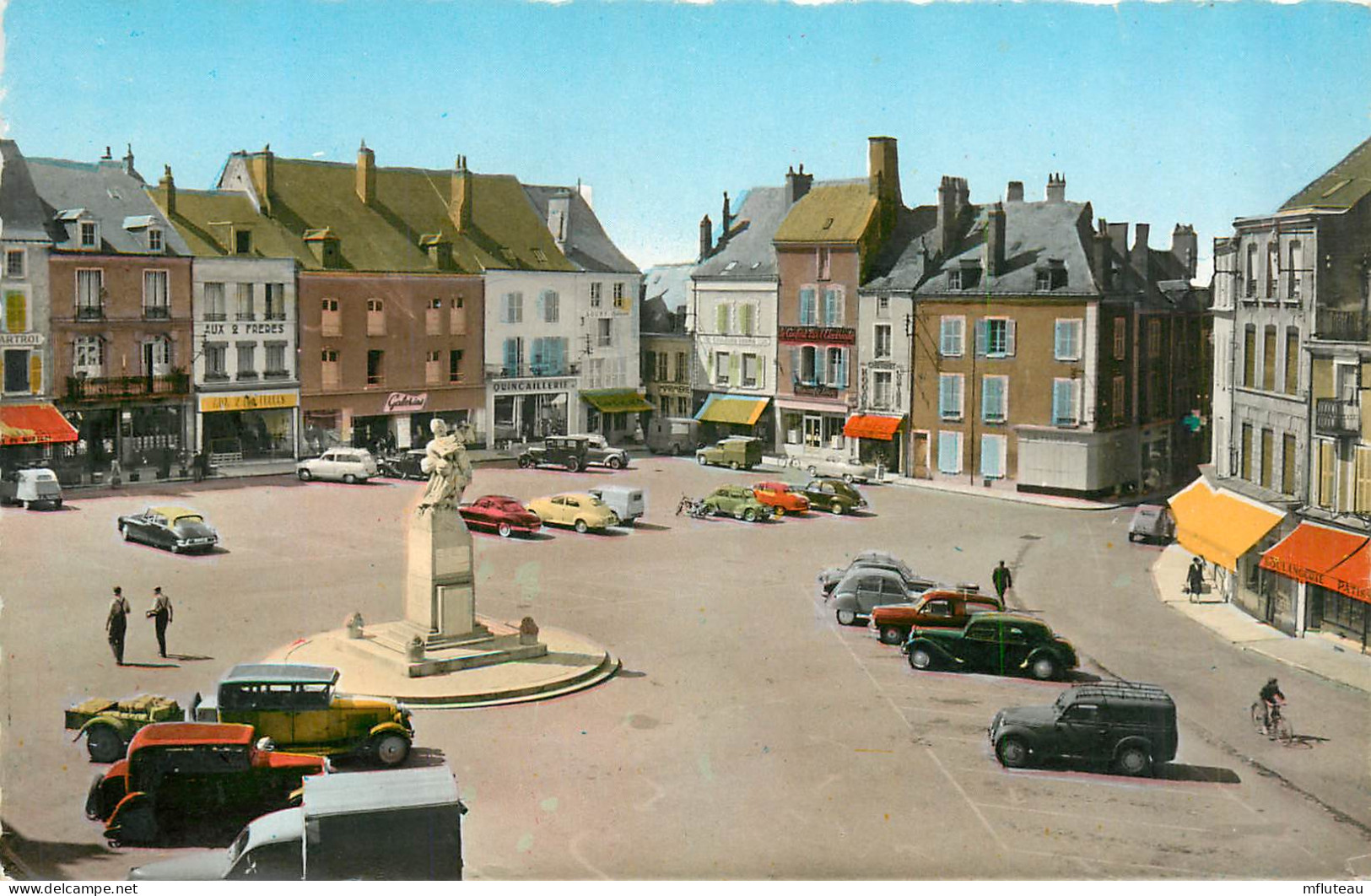 45* PITHIVIERS  Place Du Martroi  CPSM (9x14cm)        RL37.0060 - Pithiviers