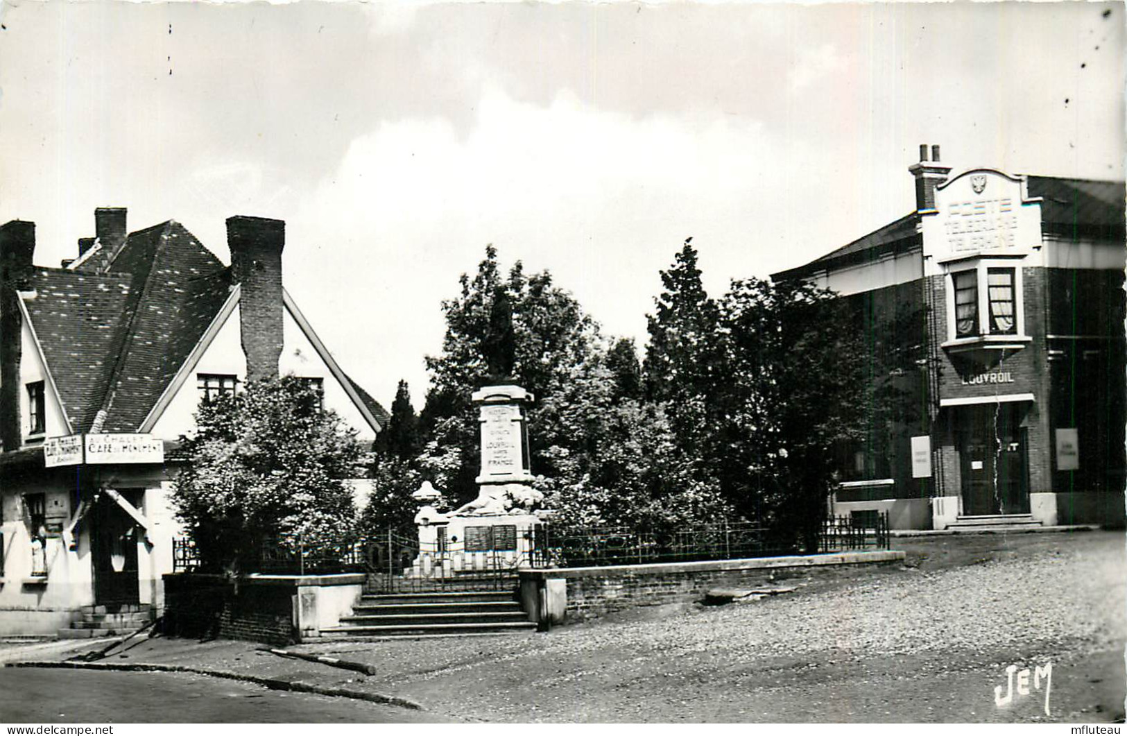 59* LOUVROIL  Monument Aux Morts Et La Poste  CPSM (9x14cm)  RL37.1182 - Louvroil