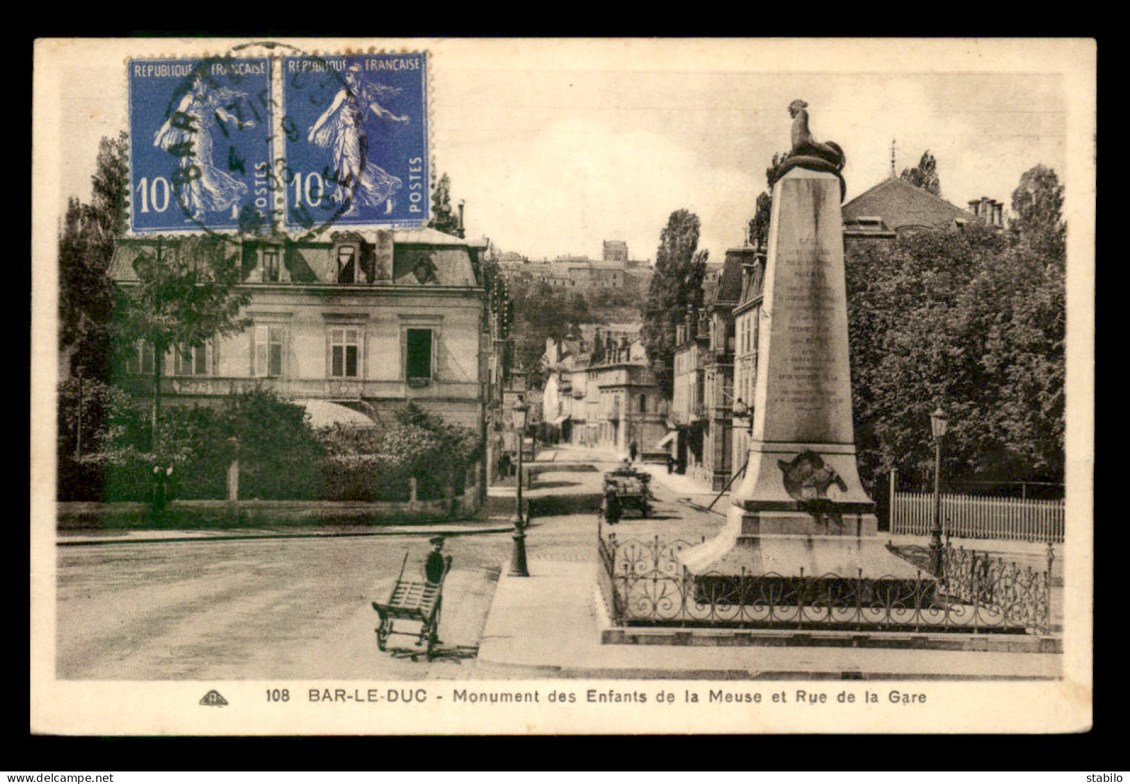 55 - BAR-LE-DUC - MONUMENT AUX MORTS ET RUE DE LA GARE - Bar Le Duc