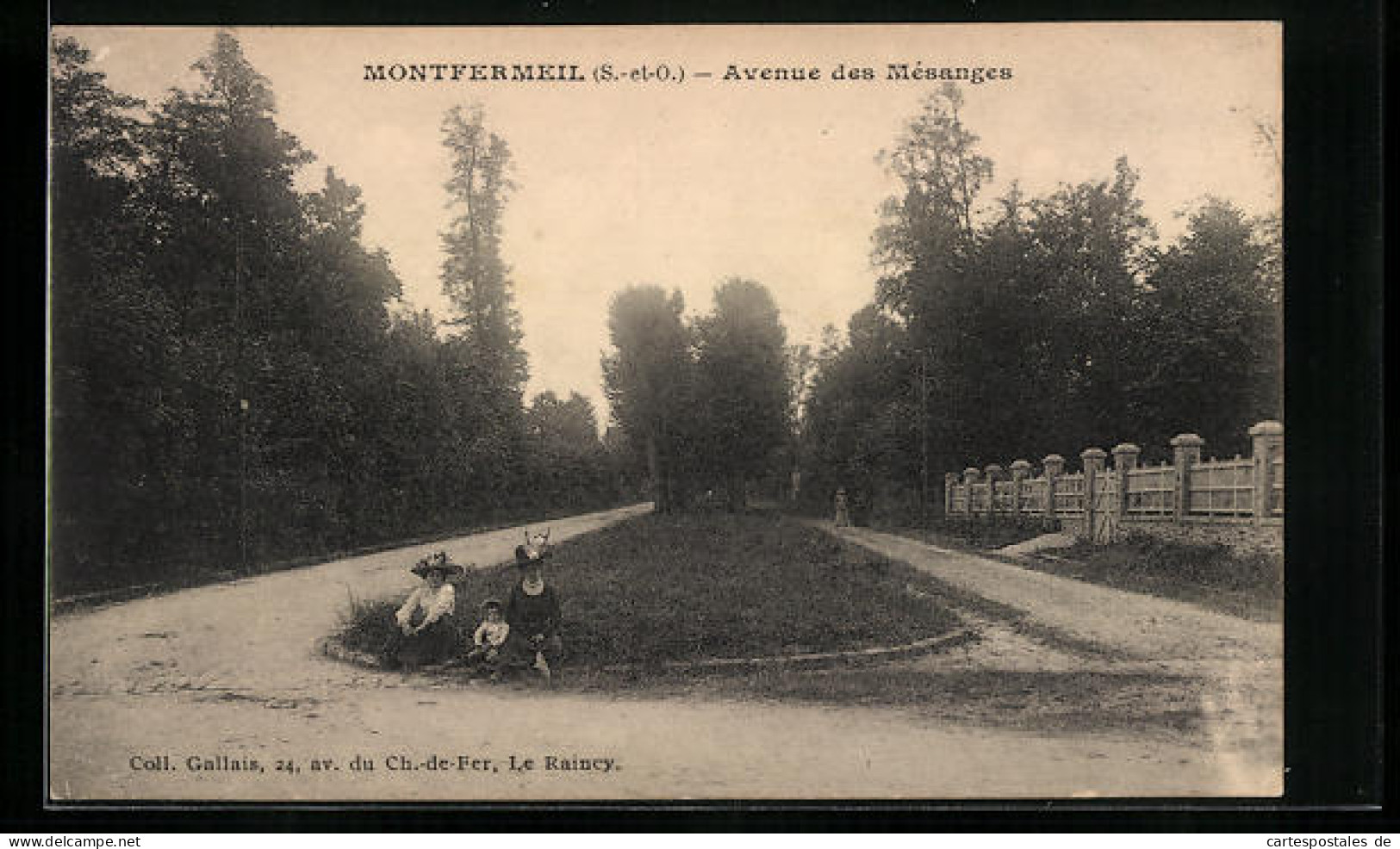 CPA Montfermeil, Avenue Des Mesanges, Frauen Sitzen Im Gras  - Montfermeil