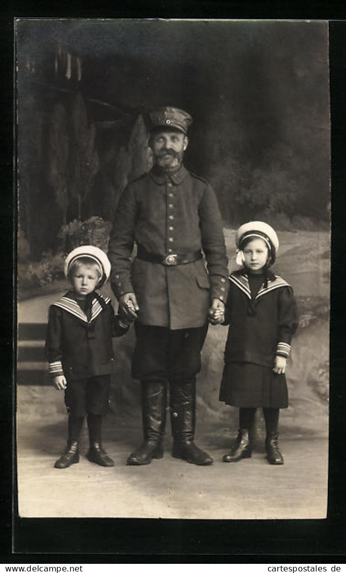 Foto-AK Soldat Landwehrmann Mit Kindern Im Studio Königshütte, Ausmarschfoto  - Guerre 1914-18