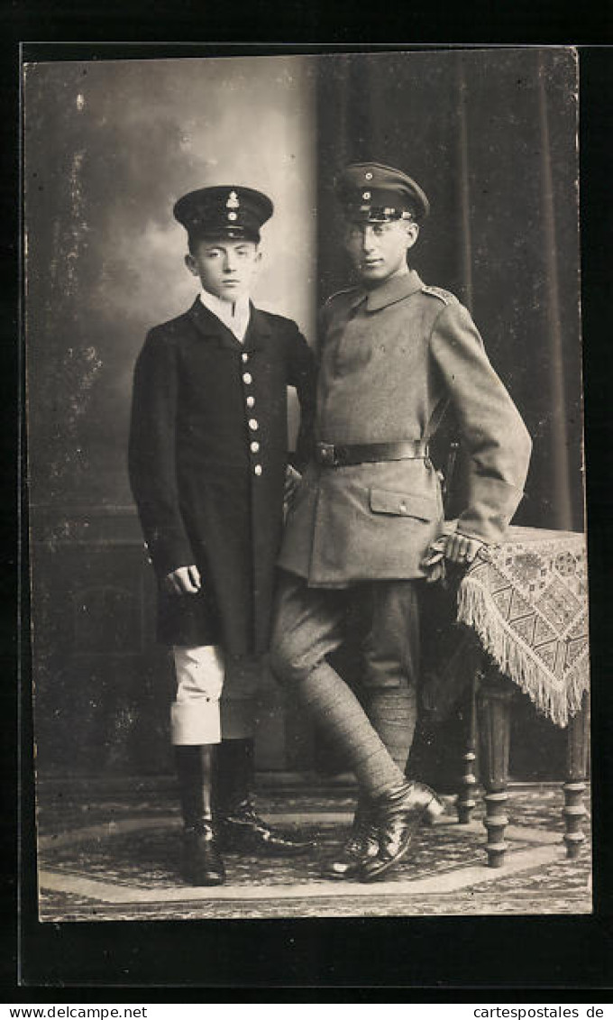 Foto-AK Junge Soldaten Kameraden Im Studio Wilh. Herrmann Potsdam, Uniformfoto  - Guerre 1914-18