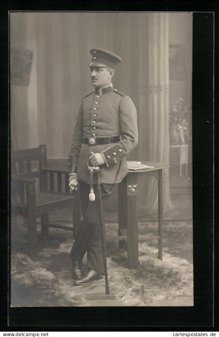 AK Soldat In Uniform Mit Säbel Und Schirmmütze An Einem Tisch Lehnend, Uniformfoto  - Guerre 1914-18