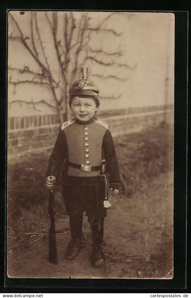 Foto-AK Junge In Uniform Mit Gewehr Und Helm, Kinder Kriegspropaganda  - Guerre 1914-18