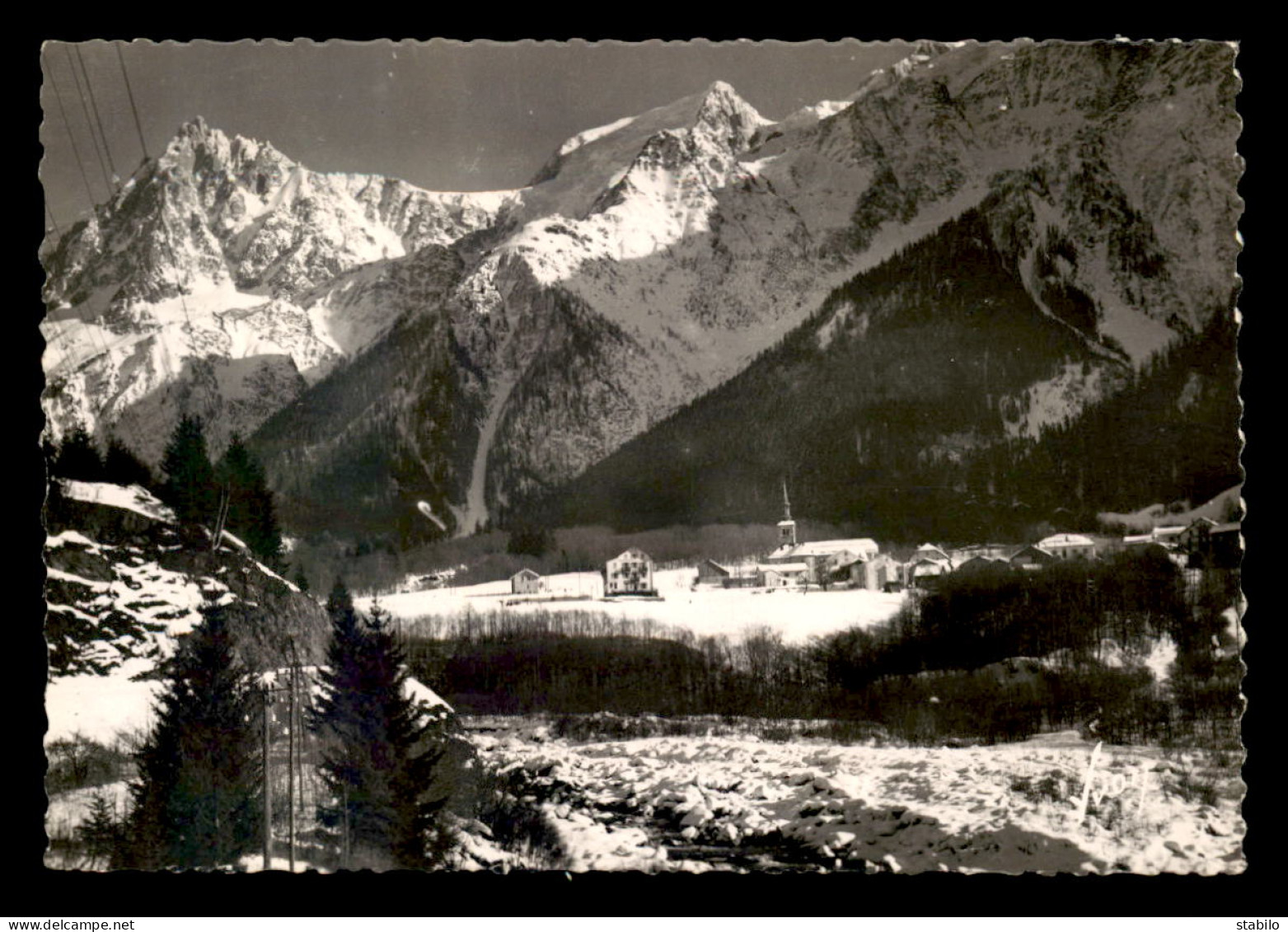 74 - LES HOUCHES - LE VILLAGE ET LA CHAINE DES AIGUILLES - Les Houches