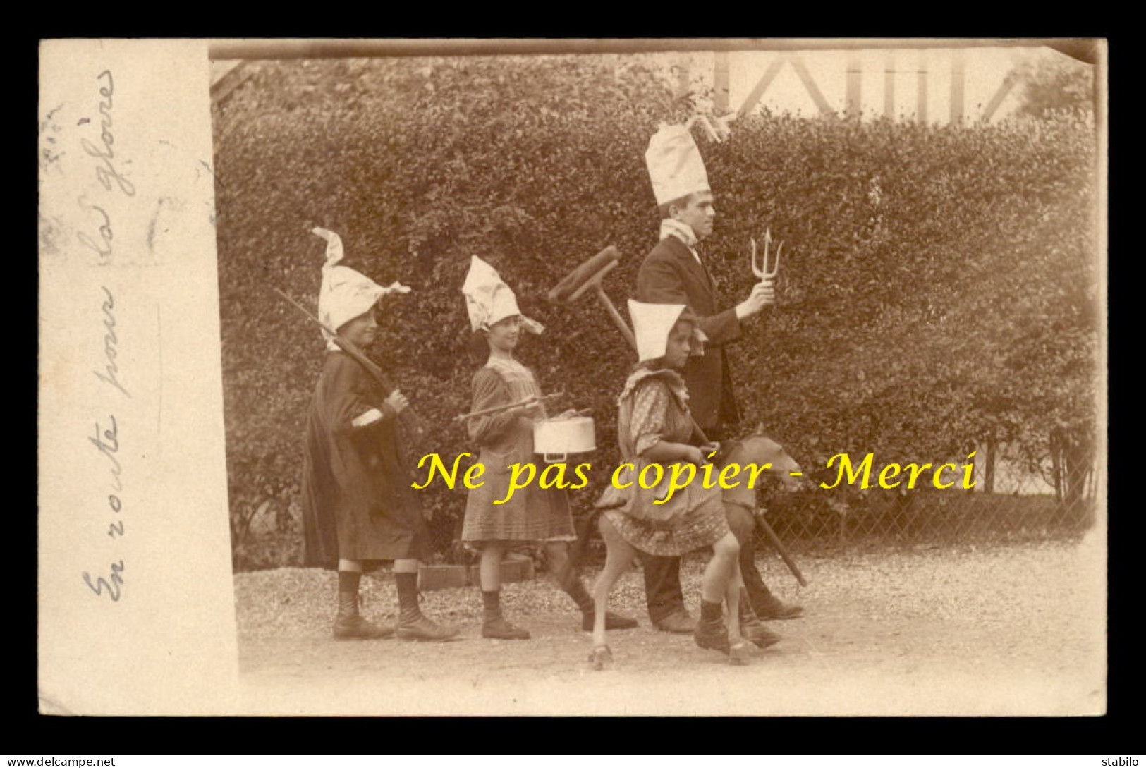 76 - ROUEN - CACHET POSTAL DU 10/08/1907 - EN ROUTE POUR LA GLOIRE...ENFANTS - CHEVAL DE BOIS - CARTE PHOTO ORIGINALE - Rouen