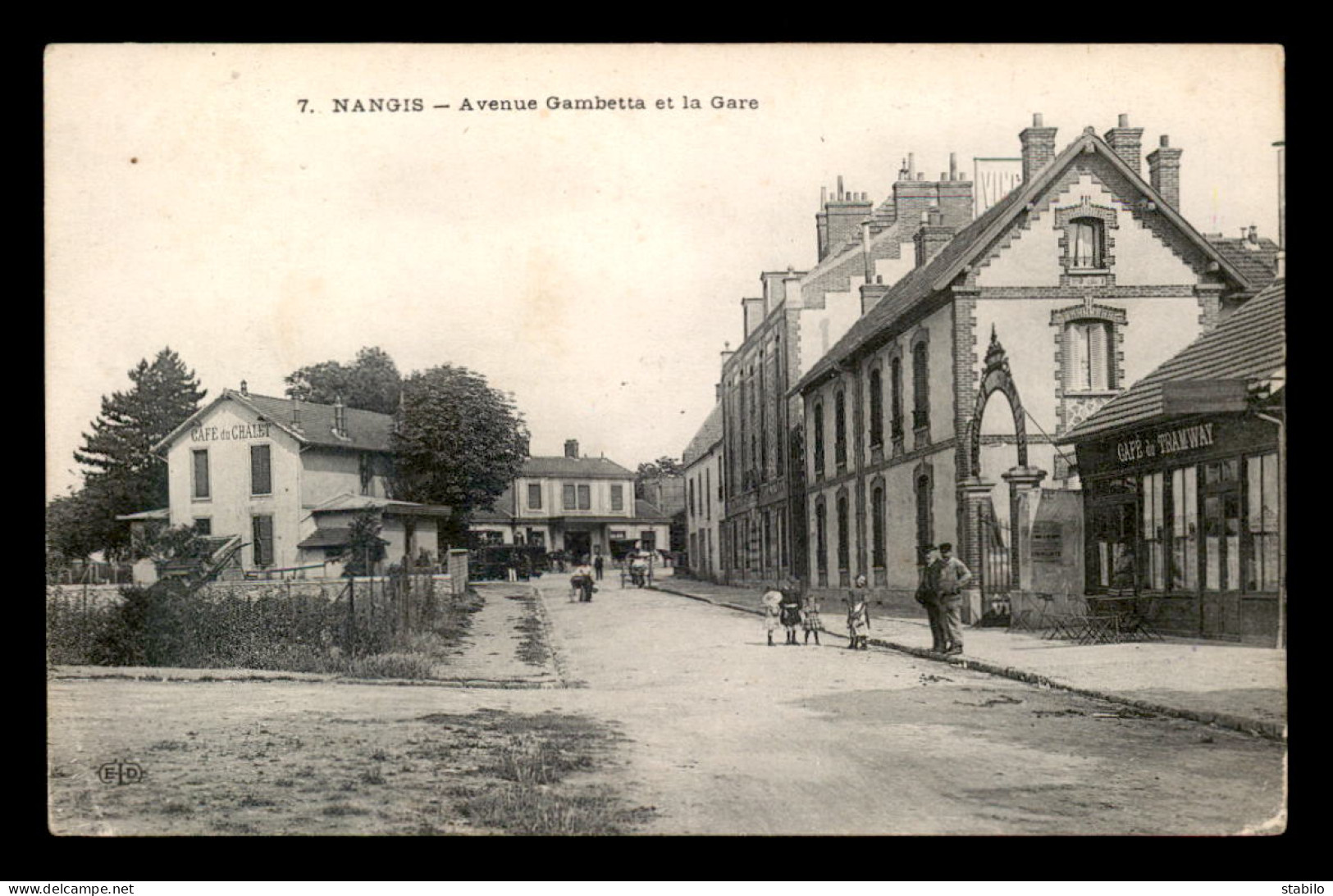 77 - NANGIS - AVENUE GAMBETTA ET LA GARE - CAFE DU CHALET ET CAFE DU TRAMWAY - Nangis