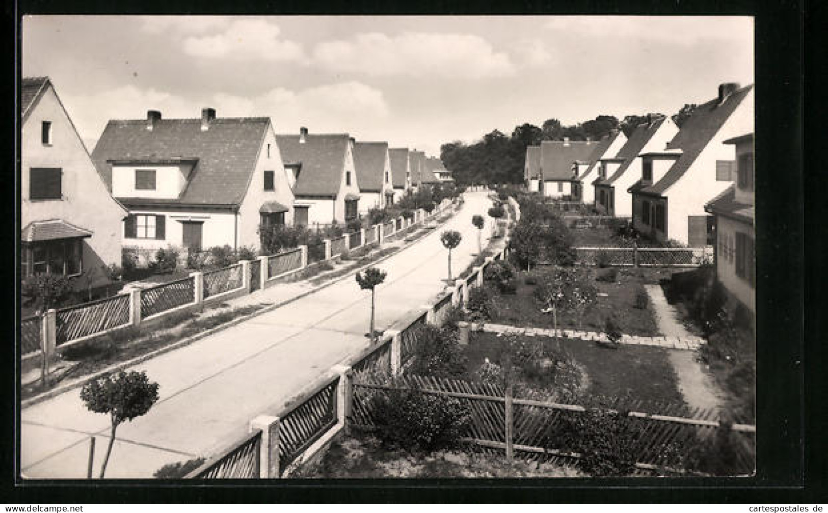 AK Dubnica Nad Vahom, Strassenpartie Mit Gebäudeansicht  - Slovakia