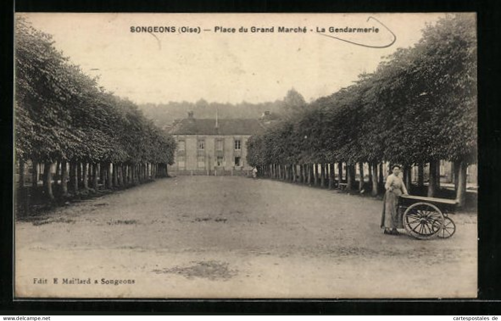 CPA Songeons, Place Du Grand Marché, La Gendarmerie  - Songeons