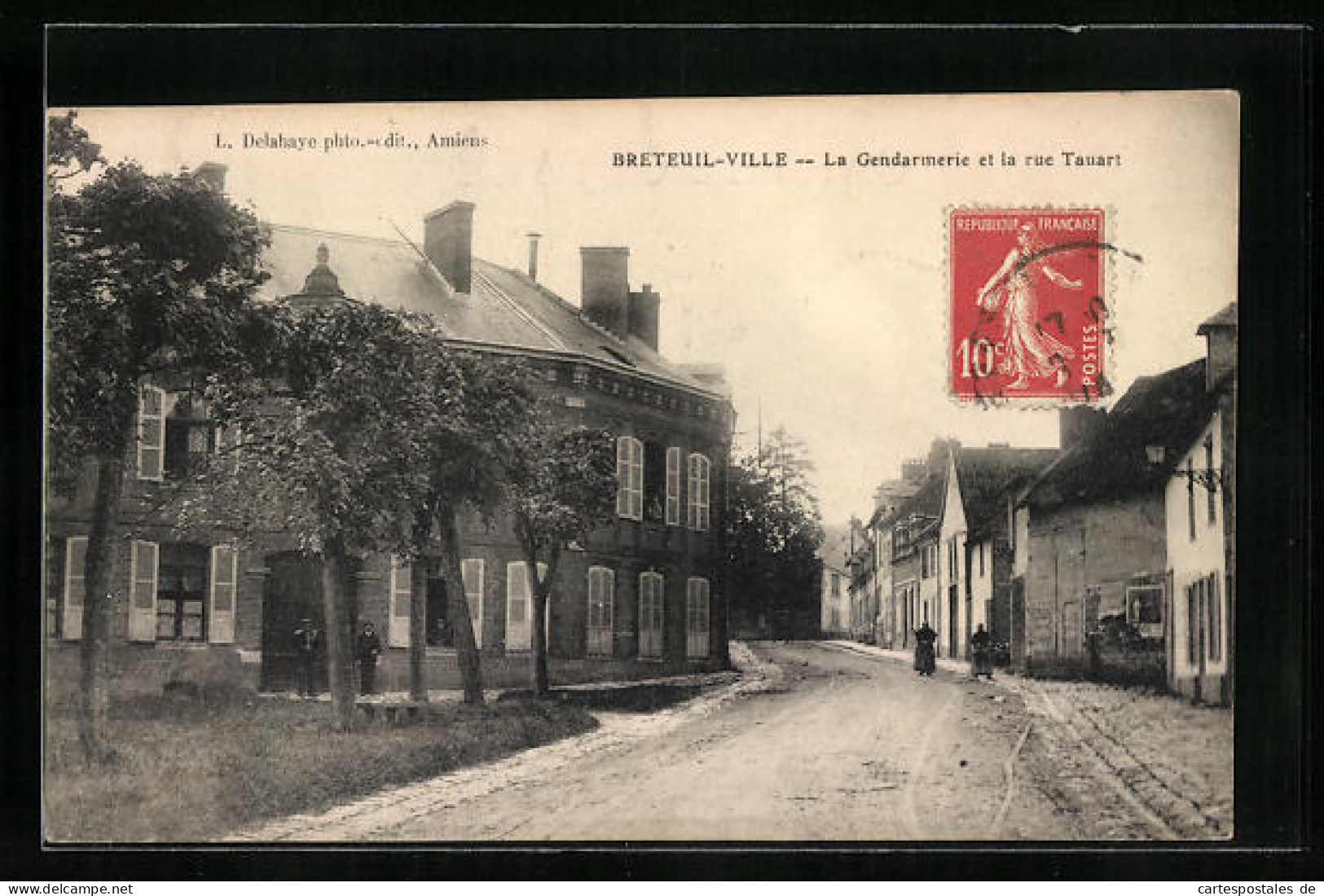 CPA Breteuil-Ville, La Gendarmerie Et La Rue Tauart  - Breteuil