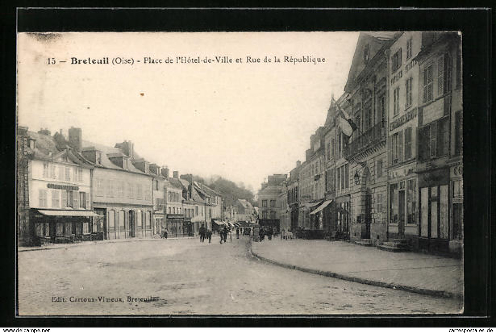 CPA Breteuil, Place De L`Hôtel-de-Ville Et Rue De La République  - Breteuil