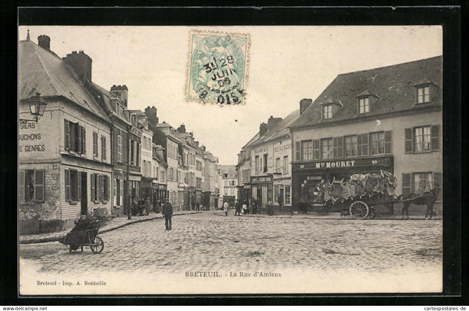 CPA Breteuil, La Rue D`Amiens, Vue De La Rue  - Breteuil