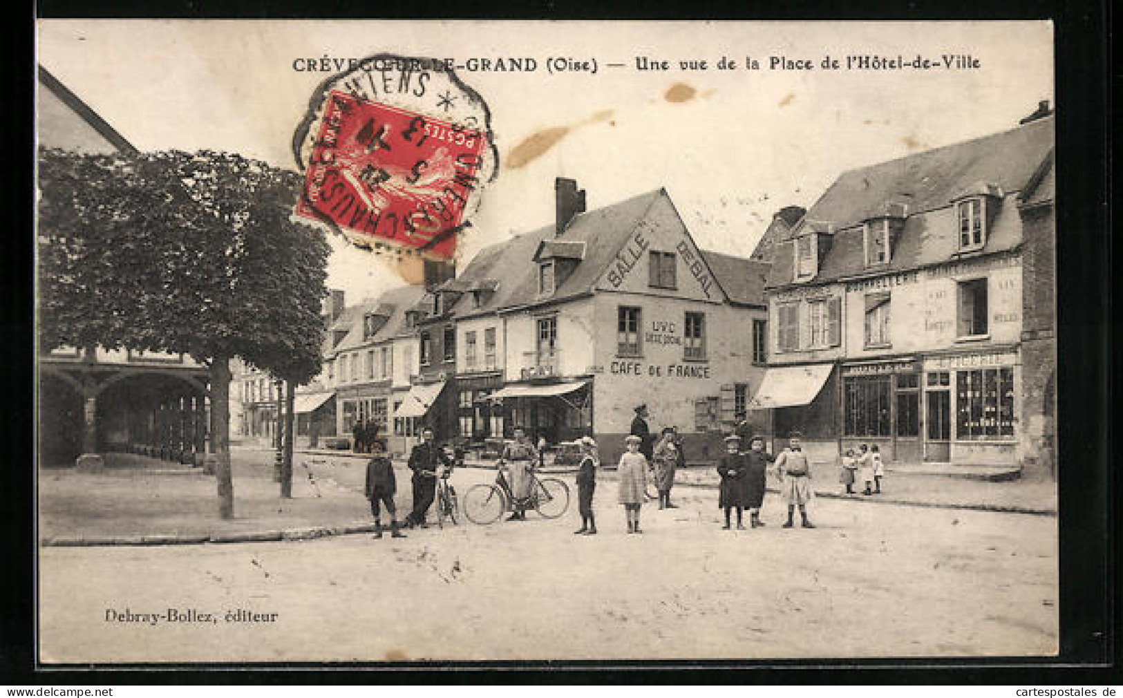 CPA Crévecoeur-le-Grand, Une Vue De La Place De L`Hôtel-de-Ville  - Other & Unclassified