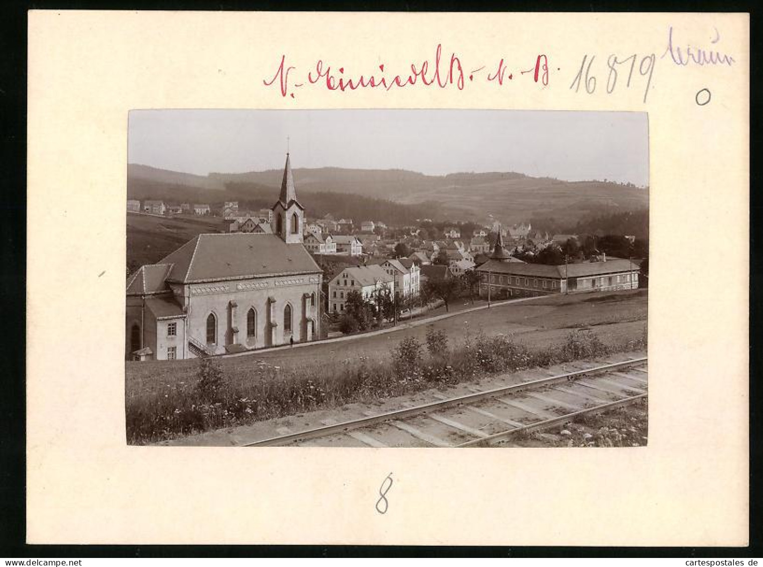 Fotografie Brück & Sohn Meissen, Ansicht Nieder Einsiedel, Ortsansicht Mit Kirche Von Den Eisenbahnschienen Gesehen  - Places