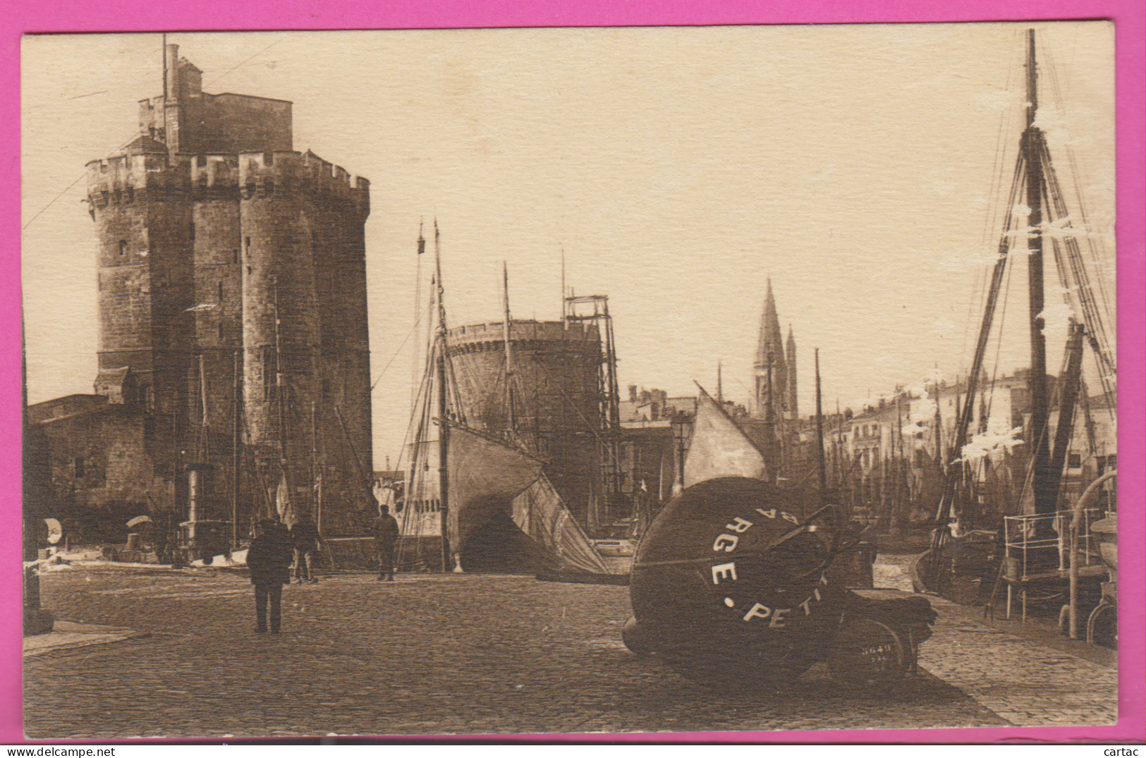 D17 - SORTIE DU PORT DE LA ROCHELLE - Voiture Ancienne Sur La Gauche  - La Rochelle