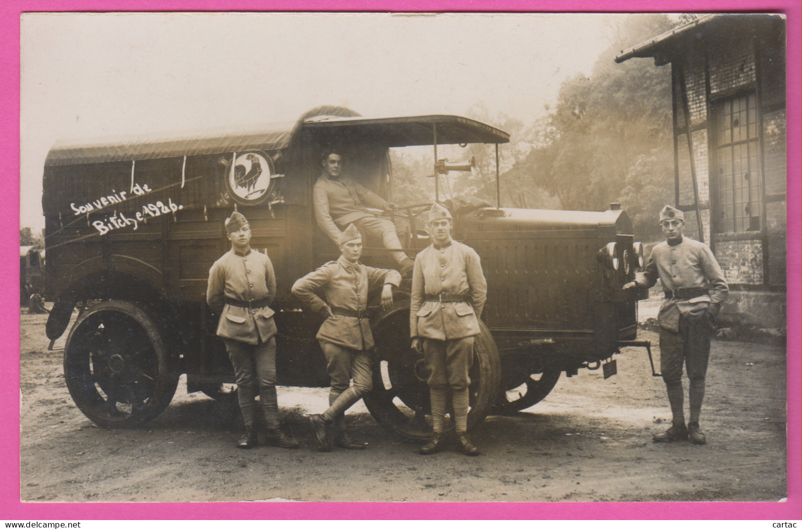 D57 - CARTE PHOTO - SOUVENIR DE BITCHE 1926 - Militaires Près Et Dans Un Camion  - Bitche