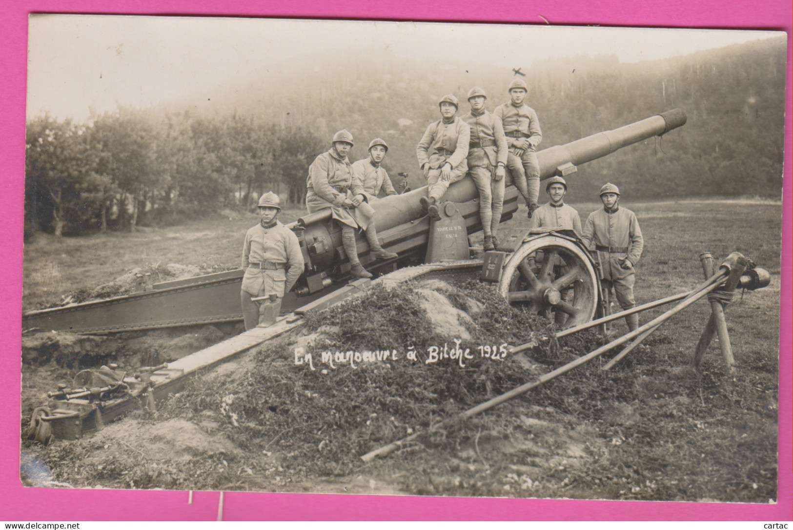 D57 - CARTE PHOTO - EN MANŒUVRE À BITCHE 1925 - Militaires Sur Et à Côté D'un Canon - Bitche