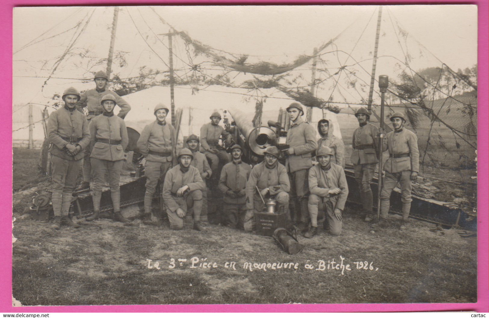 D57 - CARTE PHOTO - LA 3ème PIÈCE EN MANŒUVRE À BITCHE 1926 - Nombreux Militiaires - Bitche