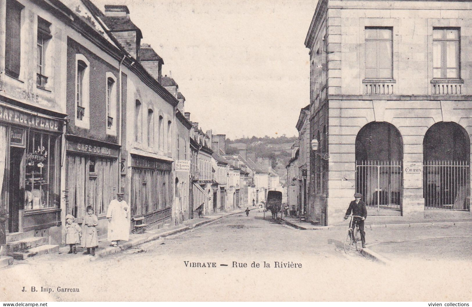 Vibraye (72 Sarthe) Rue De La Rivière 1er Plan Le Café De La Place Transformé En Coiffeur Carte Précurseur édit. Garreau - Vibraye