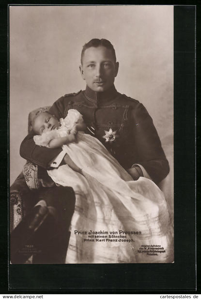AK Prinz Joachim Von Preussen Mit Seinem Sohn Im Taufkleid  - Königshäuser