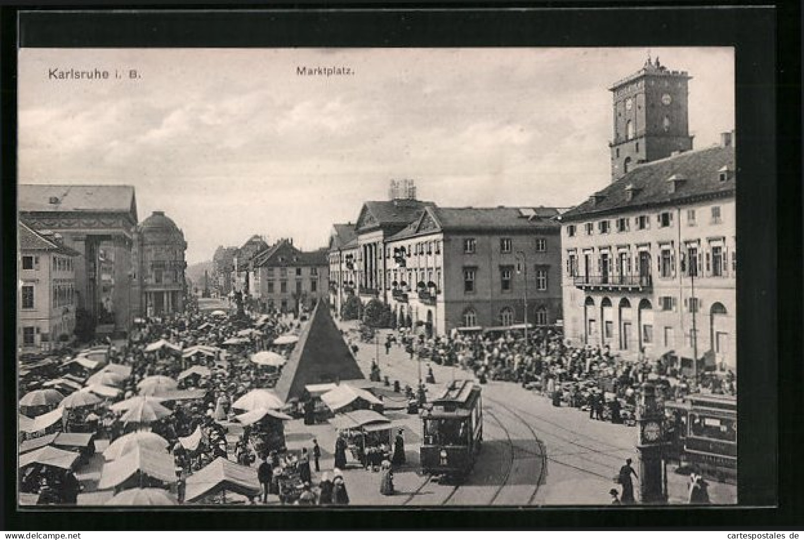 AK Karlsruhe I. B., Marktplatz Mit Markt Und Strassenbahn  - Tramways