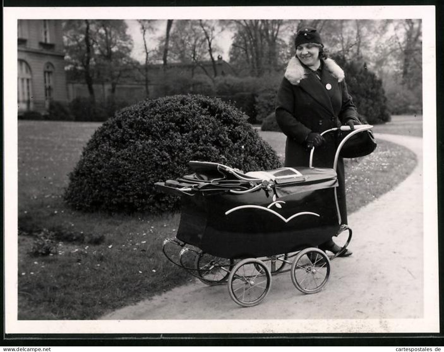 Fotografie Mutterglück, Lächelnde Mutter Schaut In Den Kinderwagen  - Otros & Sin Clasificación