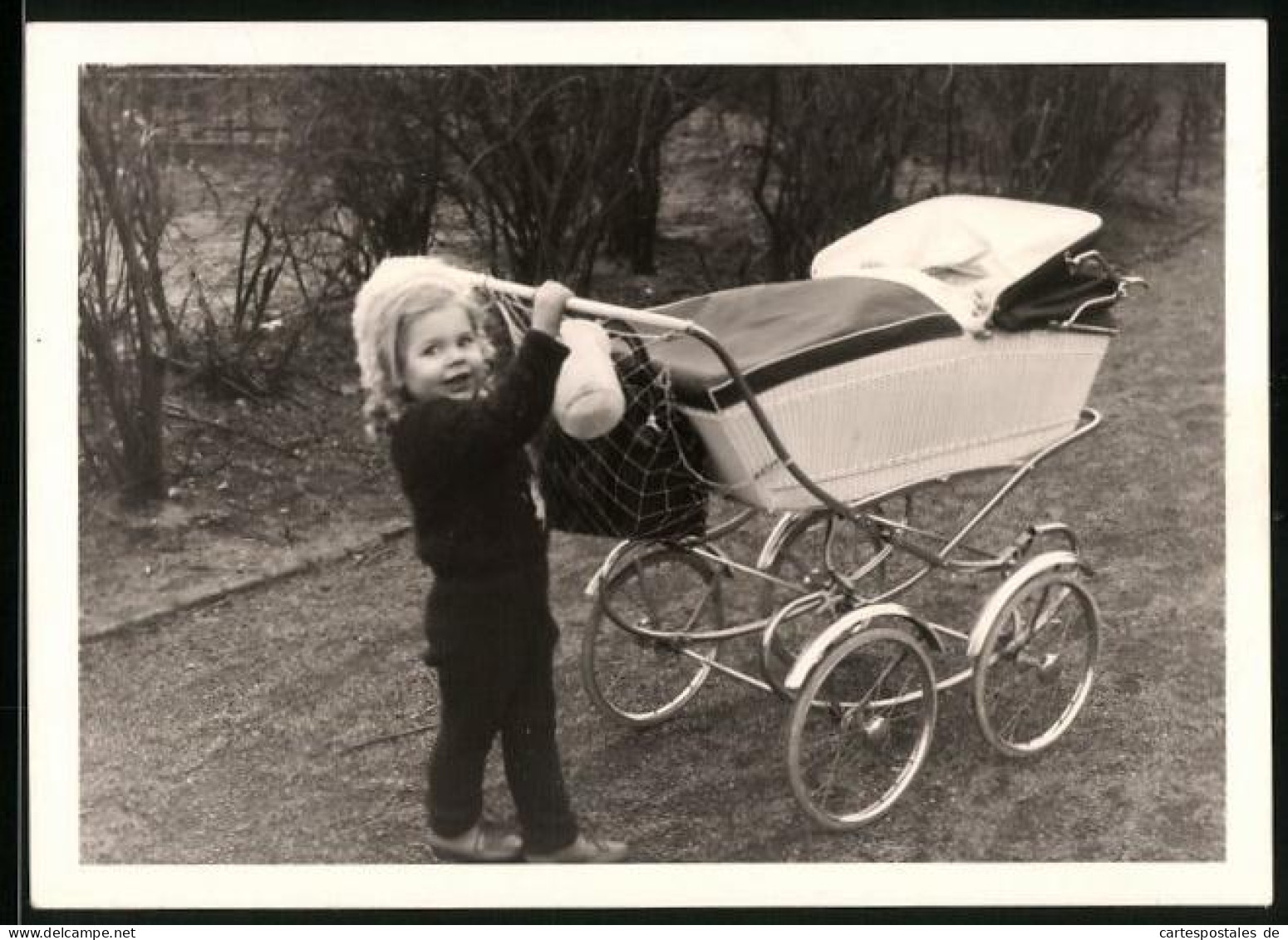 Fotografie Kleines Mädchen Schiebt Ihren Kinderwagen  - Sonstige & Ohne Zuordnung
