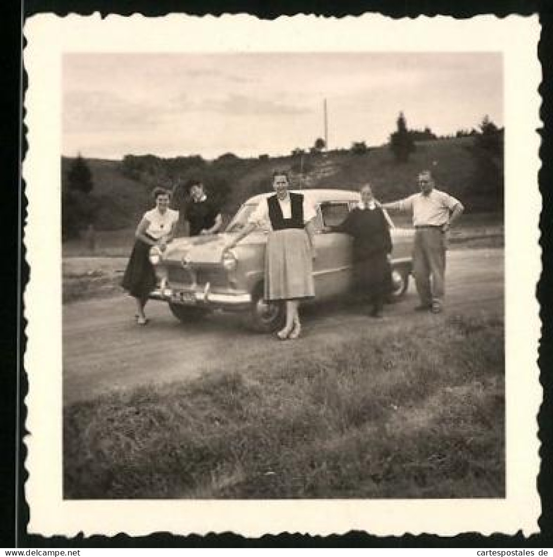 Fotografie Auto Ford Taunus, Stolze Familie Nebst PKW  - Automobile
