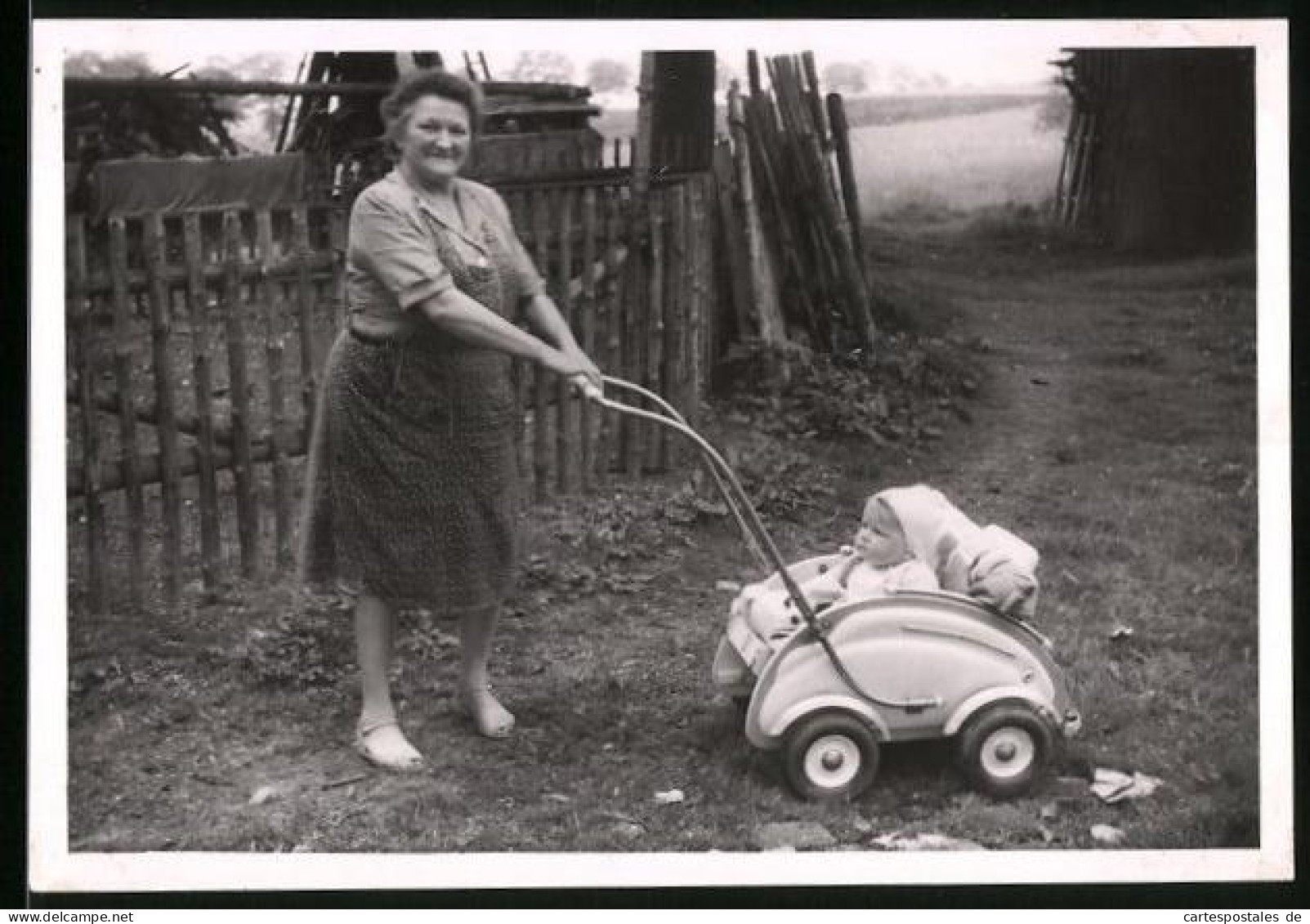 Fotografie Grossmutter Schiebt Baby Im Kinderwagen  - Other & Unclassified