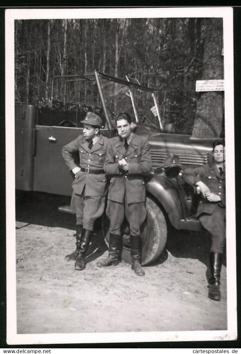 Fotografie Bundesheer Österreich, Soldaten Lehnen Lässig Am Lastwagen  - Krieg, Militär