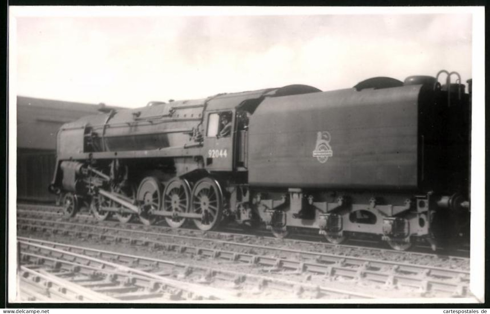 Fotografie Britische Eisenbahn, Dampflok, Tender-Lokomotive Nr. 92044 Vor Depot  - Treinen