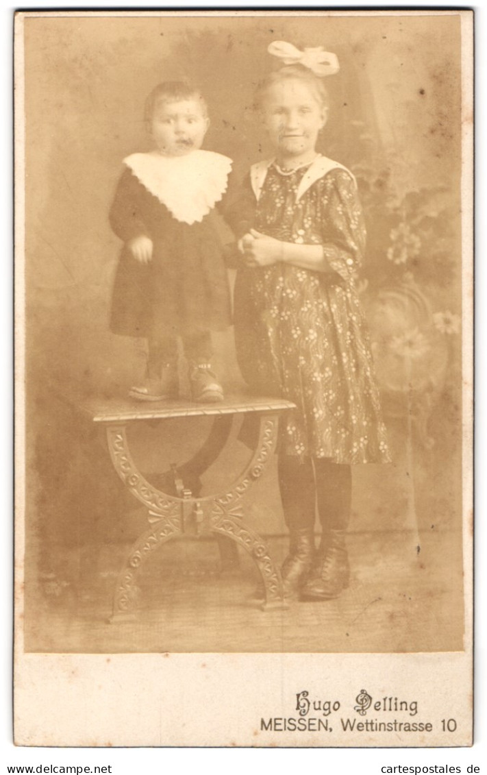 Fotografie Hugo Delling, Meissen, Wettinstrasse 10, Grosse Schwester Mit Kleinem Bruder Im Kleidchen  - Anonymous Persons