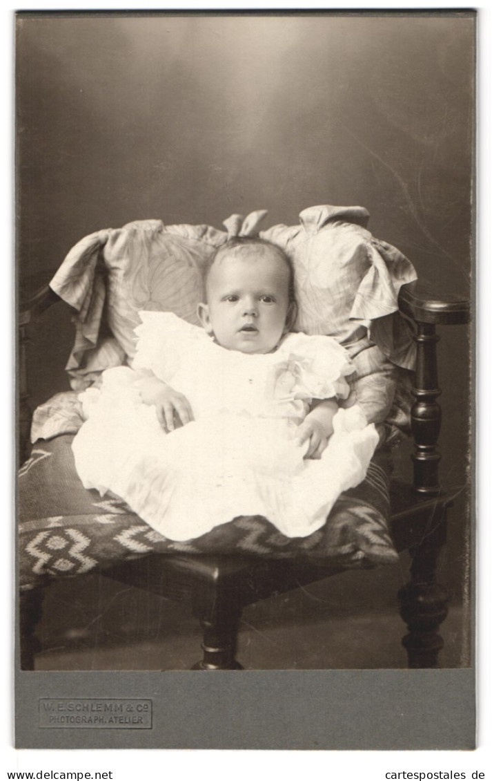 Fotografie W. E. Schlemm & Co, Ort Unbekannt, Niedliches Baby Im Taufkleid  - Personnes Anonymes
