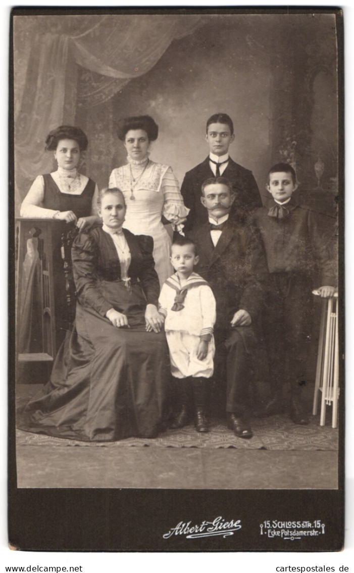 Fotografie Rob. Dressler, Berlin-Charlottenburg, Schlossstrasse 15, Bürgerliche Familie In Sonntagskleidung  - Anonymous Persons