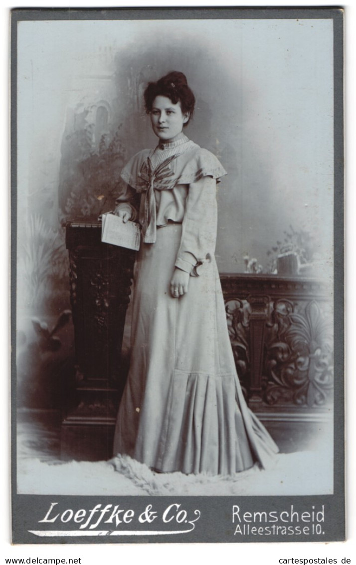 Fotografie Loeffke & Co., Remscheid, Alleestrasse 10, Hübsche Dame In Langem Kleid Mit Grossem Kragen  - Anonymous Persons