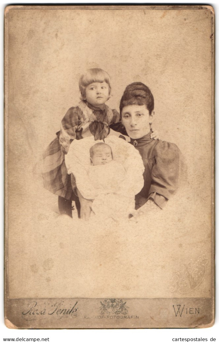 Fotografie Rosa Jenik, Wien, Mariatreugasse 6, Mutter Mit Kleiner Tochter Und Täufling  - Anonymous Persons