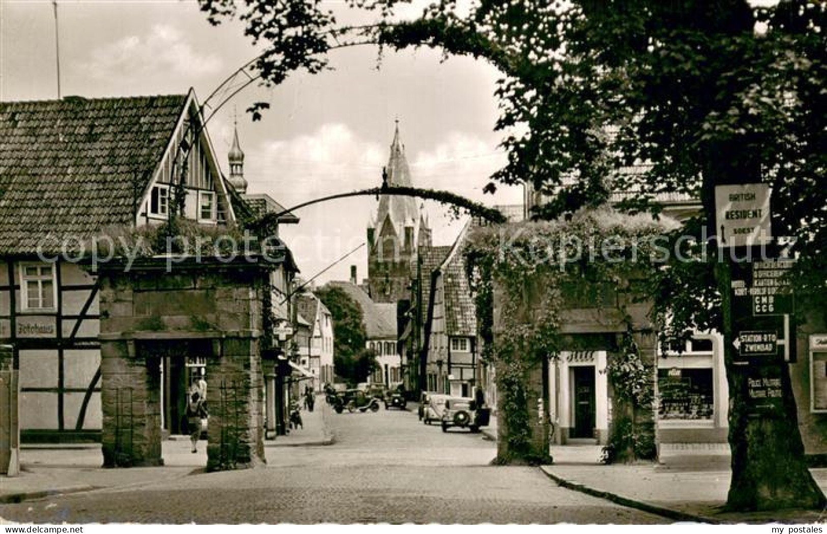 73703924 Soest DE NRW Am Jakobitor Baum Mit Schildern Der Briten U. Hollaender  - Soest