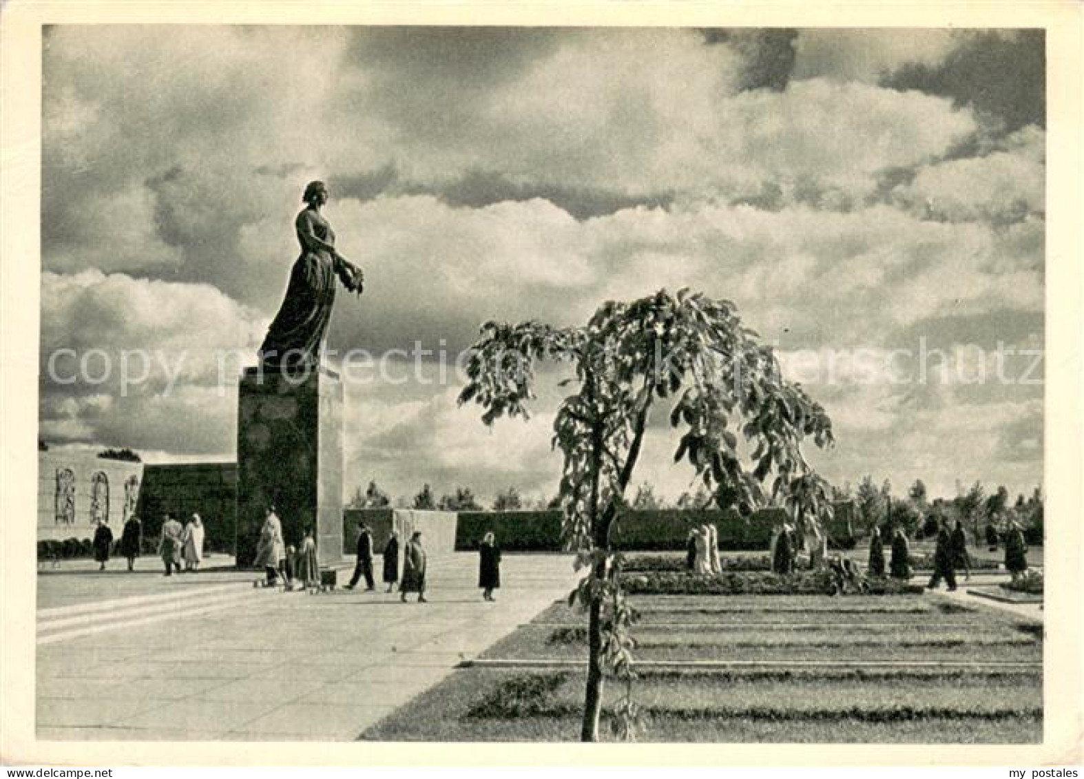 73687039 Leningrad St Petersburg Piskaryovskoye Memorial Cemetery Museum Statue  - Russie