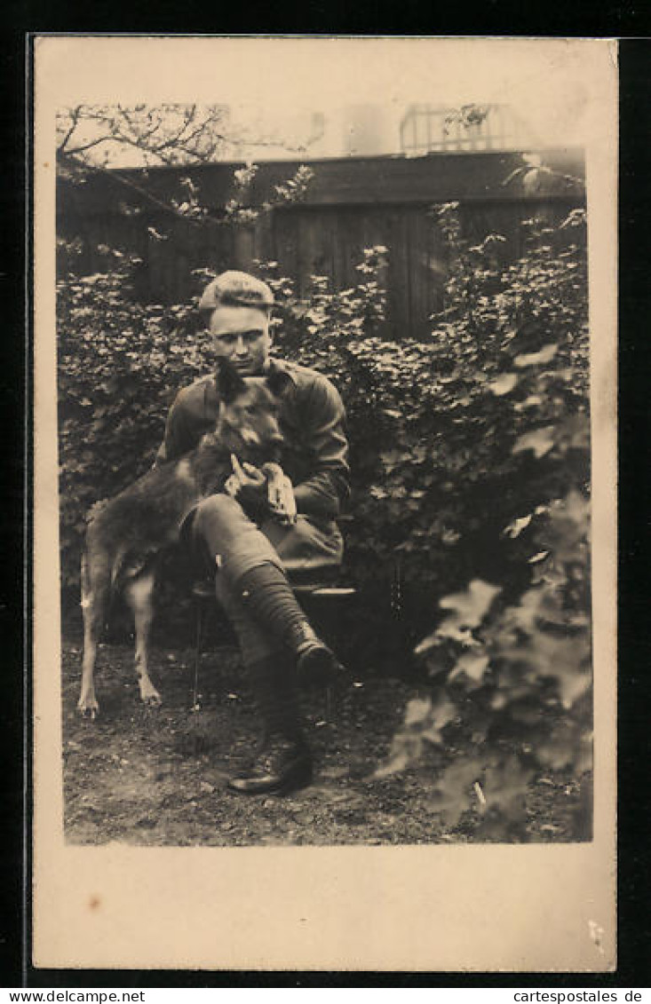 Foto-AK Junger Mann Mit Jungem Schäferhund In Einem Garten  - Dogs