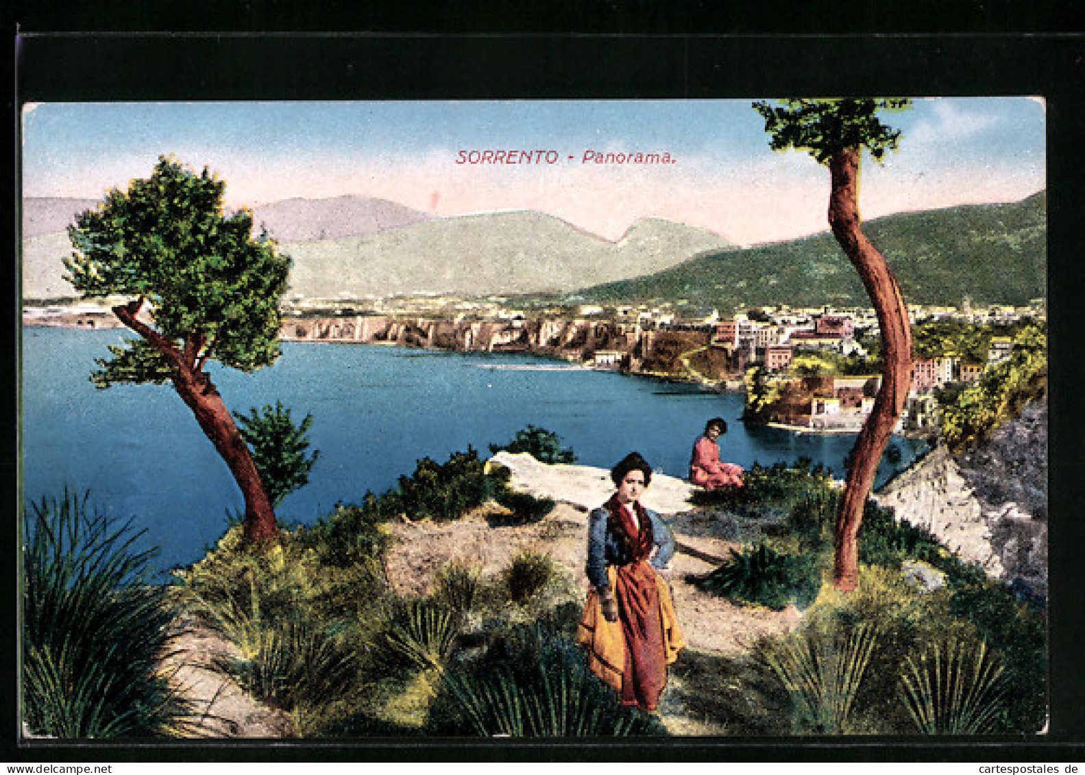 Cartolina Sorrento, Panoramansicht Der Stadt, Damen In Trachten  - Otros & Sin Clasificación