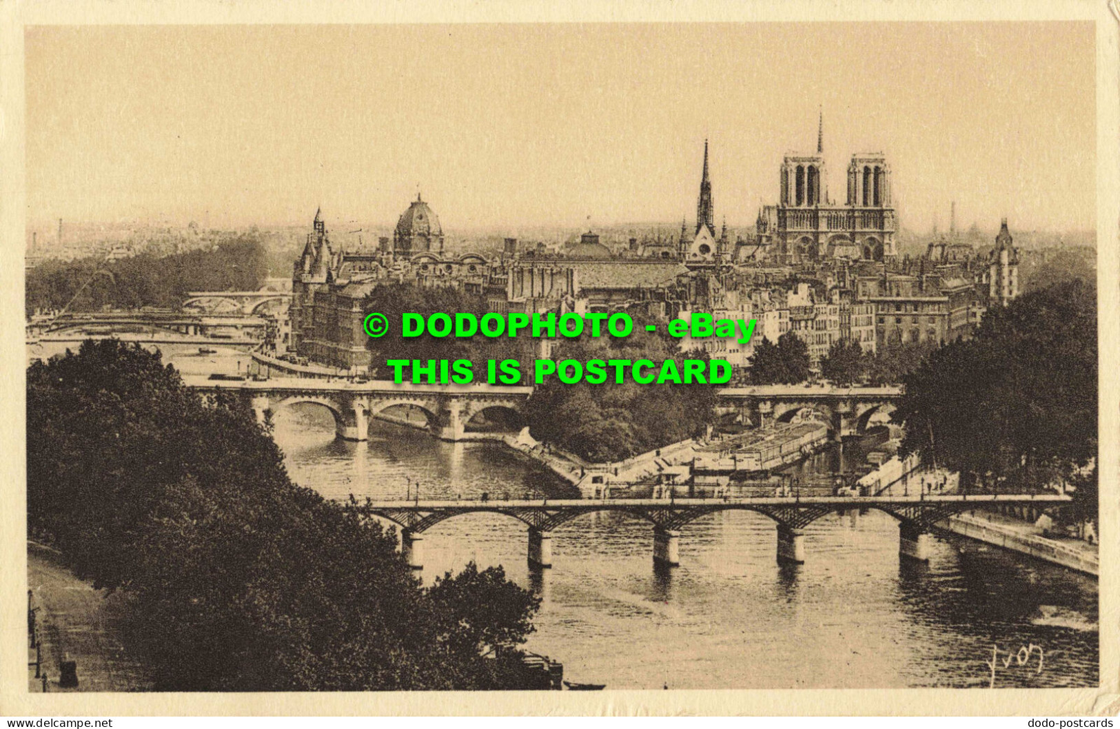 R556659 Paris. En Flanant. La Cite. Notre Dame. City. Bridges. Yvon. 1934 - Monde