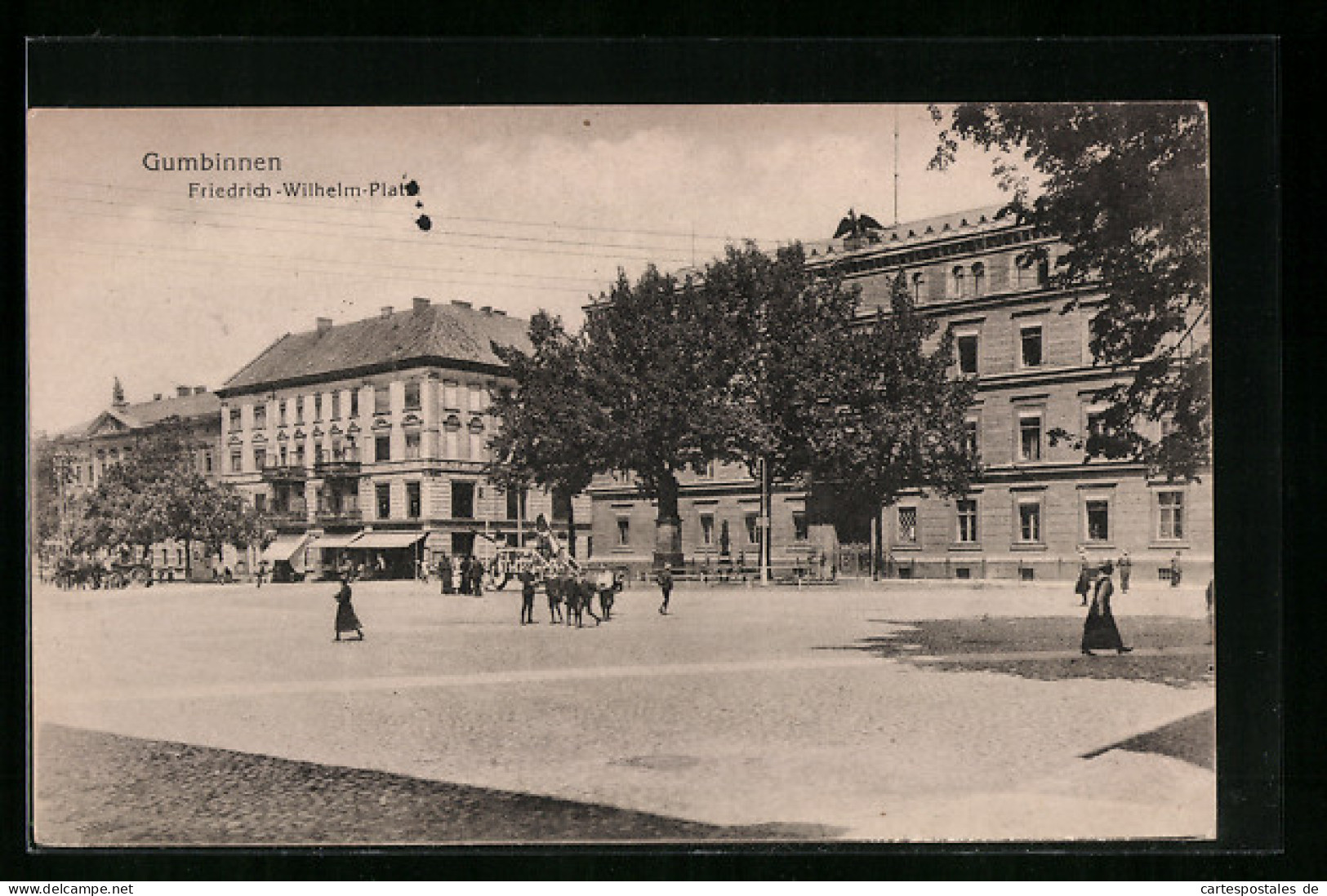 AK Gumbinnen, Friedrich-Wilhelm-Platz Mit Passanten  - Ostpreussen