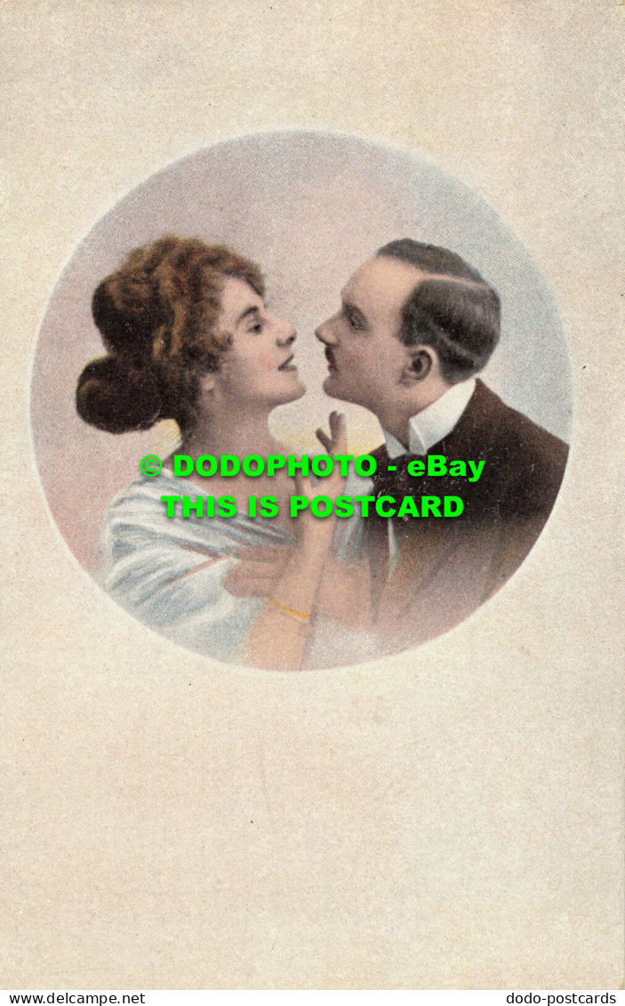 R557532 Man And Woman. Postcard - Mundo