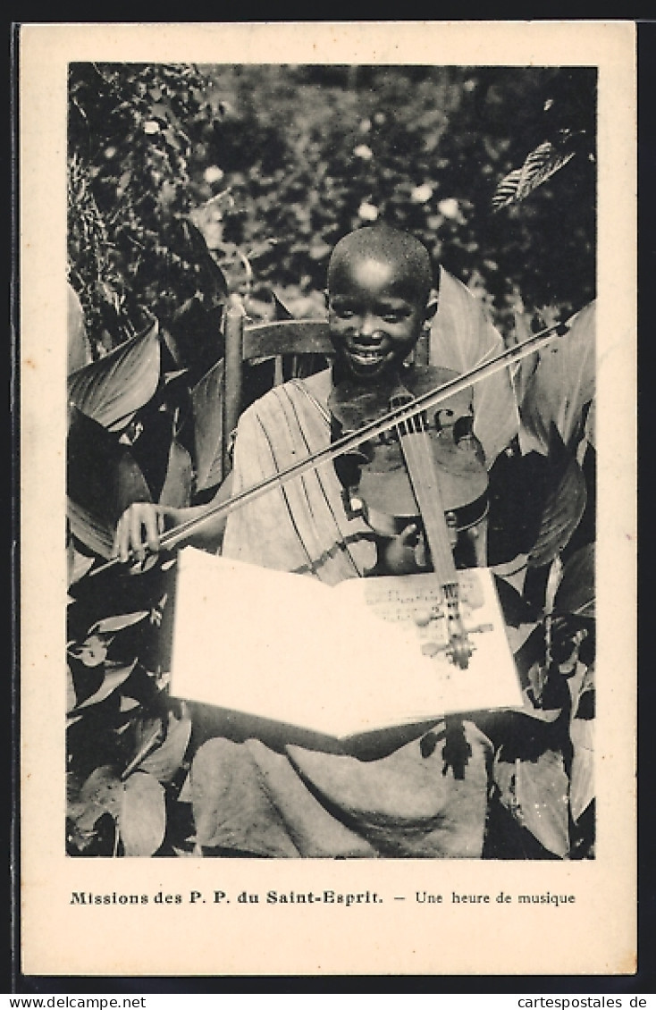 CPA Une Heure De Musique, Afrikanischer Junge Spielt Geige  - Zonder Classificatie