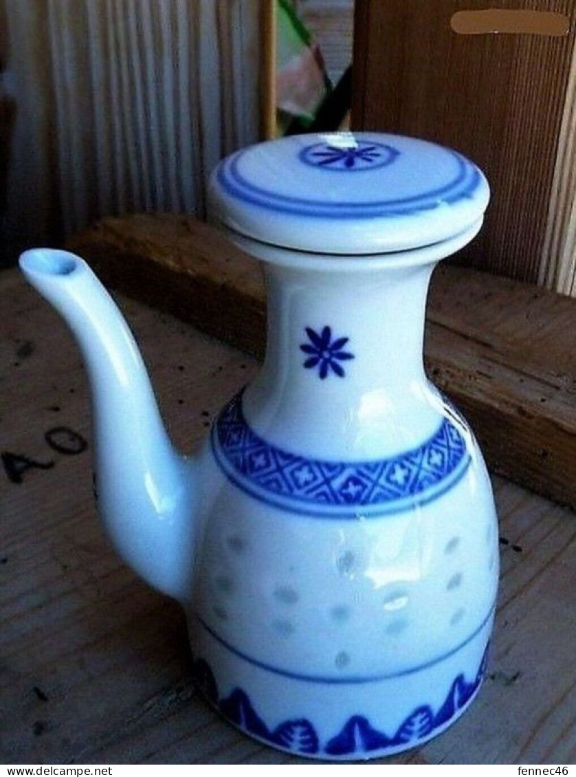 * Petite Carafe En Porcelaine Chinoise, Avec Bouchon Et Bec Verseur. - Karaf