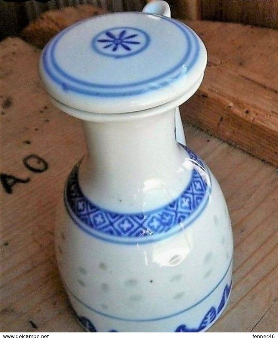 * Petite Carafe En Porcelaine Chinoise, Avec Bouchon Et Bec Verseur. - Jarras